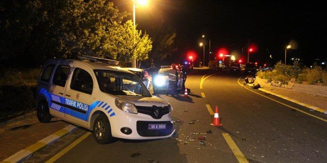 Dur ihtarına uymayan sürücü polis aracına çarptı: 3 yaralı