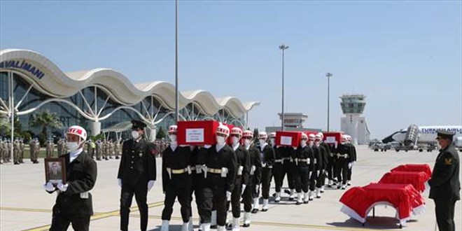 3 şehit askerin cenazesi törenle memleketlerine uğurlandı
