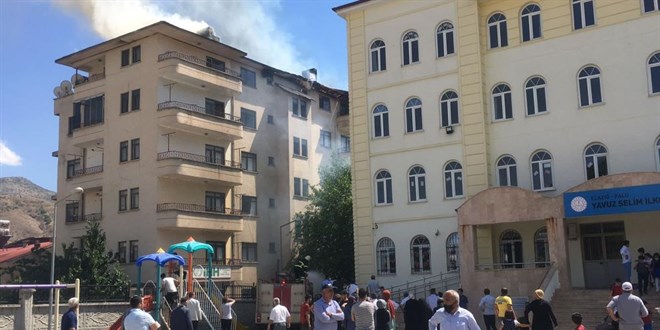 Binada yangın çıktı, yanındaki ilkokul tahliye edildi