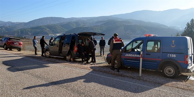 Adana'da sulama kanalına devrilen araçtaki iki kişinin cesedine ulaşıldı