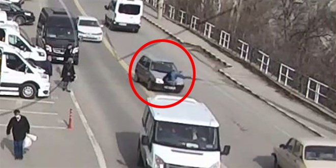 Hem şanssız hem dikkatsiz! Art arda iki araç çarptı