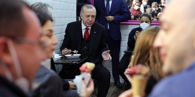 Cumhurbaşkanı Erdoğan, vatandaşlara dondurma ısmarladı