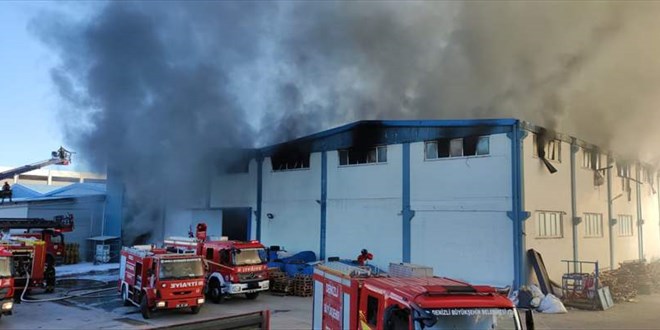 Denizli'de tekstil fabrikasındaki yangın kontrol altında