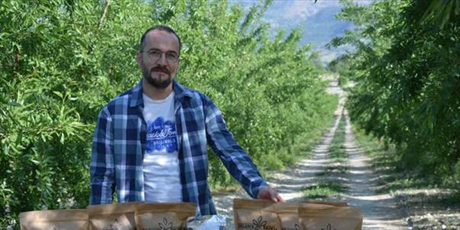 Devlet deste�iyle tarlas�na badem fidan� diken �retici ihracata ba�lad�