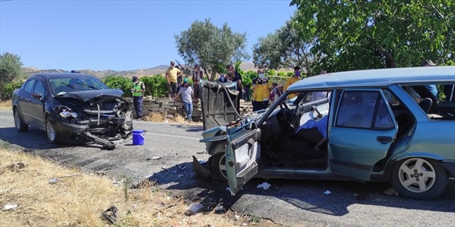 Manisa'da iki otomobil çarpıştı: 2 ölü