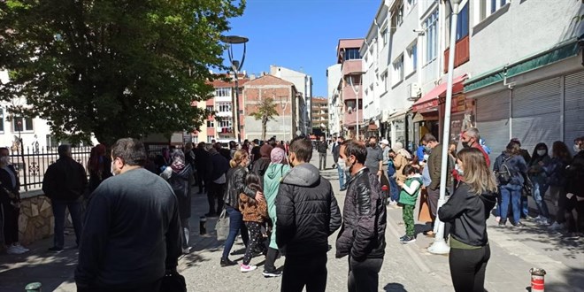 Öğrenciler sınavda veliler ise okul önünde ter döktü