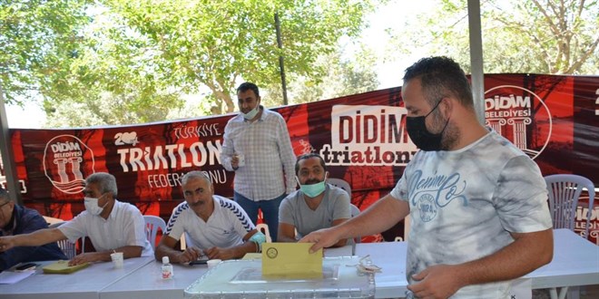 Muhtarlık amcandan yeğene geçti