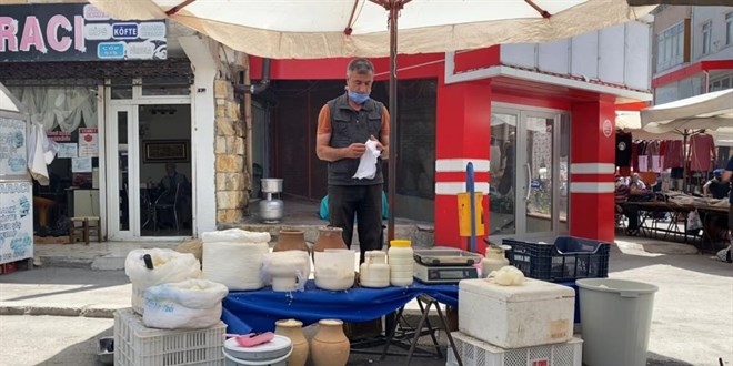 3 dil bilen rehber pazarda peynir satyor