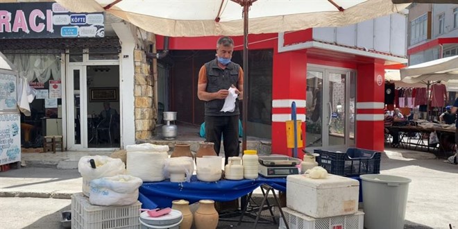 3 dil bilen rehber pazarda peynir satıyor