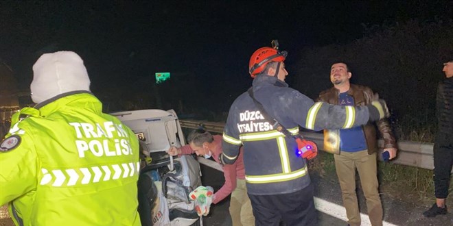 Kaza yapan doktor aracından inerek yaralılara müdahale etti