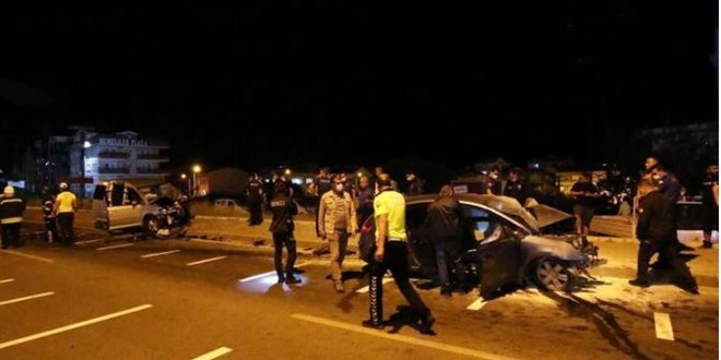 anakkale'de trafik kazas: 1 polis ve 1 astsubay ehit oldu