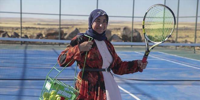 Üç çocuk annesi kızı için yöresel kıyafetleriyle tenis kortuna çıktı