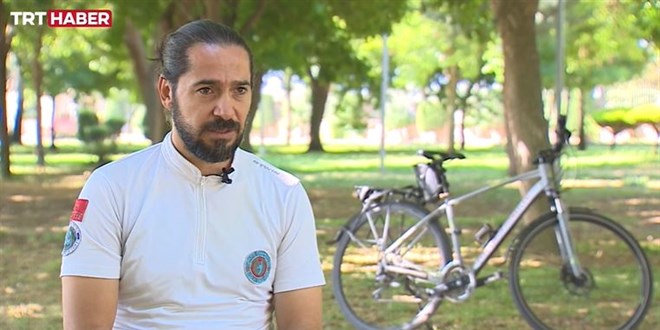 Hastalarına bisikletle gitmeye başladı, 50 kilo verdi