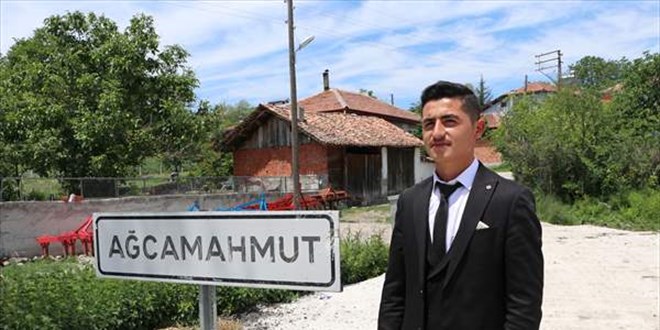 Bir ay önce 18 yaşına giren genç muhtar seçildi