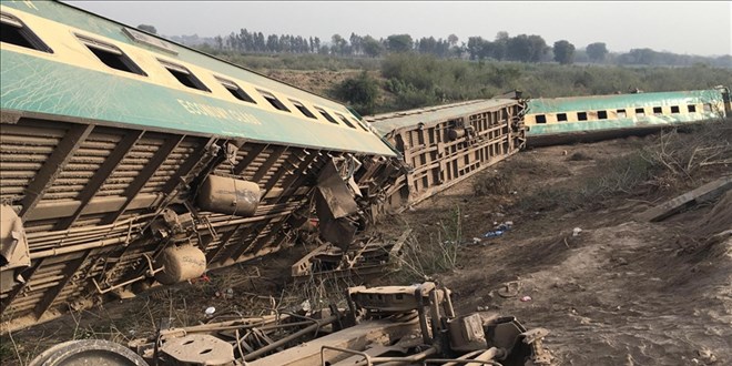 Pakistan'da tren kazas: 45 l, 100 yaral