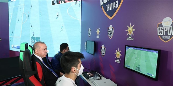 Erdoğan, e-Spor turnuvasının final maçını izledi