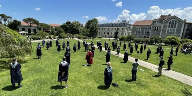 Boğaziçi'nde 4 akademisyenin görevine son verildi