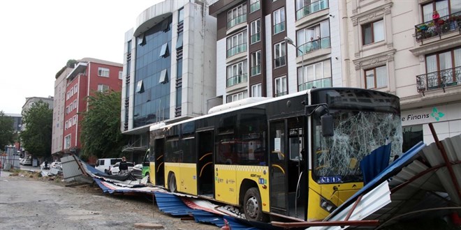 İETT otobüsü metro inşaatına çarptı