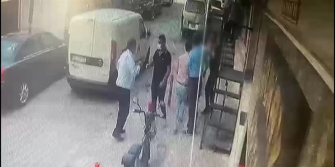 Belediye başkan yardımcısına satırla saldırı güvenlik kamerasında