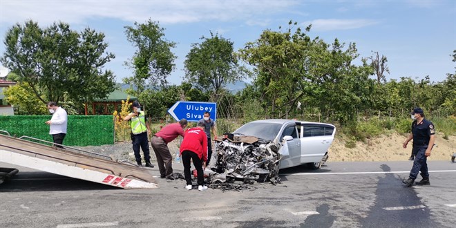 Otomobil, minibüse çarptı: 15 yaralı - Video