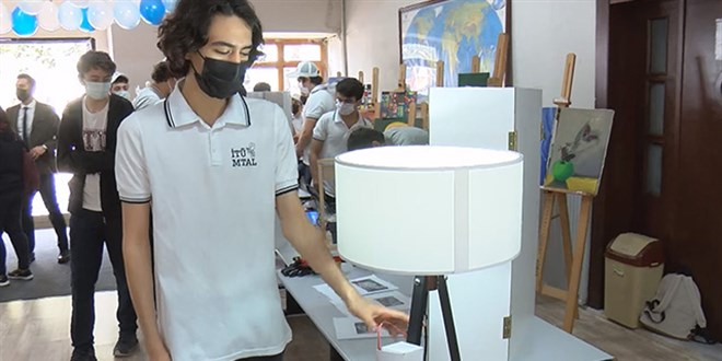 Liseli mucitlerden deprem ikaz lambası