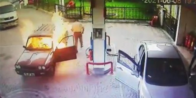 Akaryakıt istasyonunda otomobil alev topuna döndü! Alevlerin arasından böyle çıktı