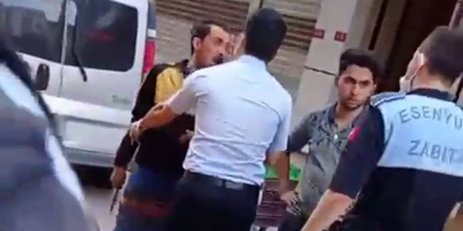 Seyyar satıcı zabıtaya bıçak çekti