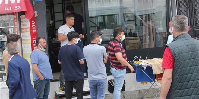Kuzenini berberde tıraş olurken bıçaklayan kadın gözaltına alındı