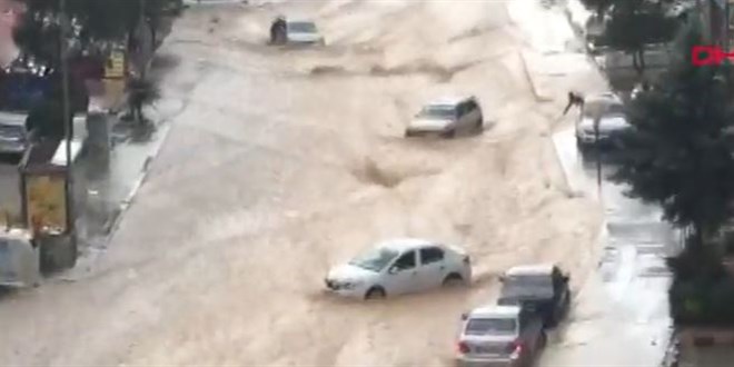 Ankara'da yoğun sağanak! Araçlar sürüklendi, caddeler su altında kaldı
