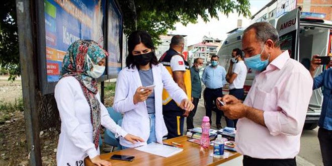 Mobil aşı noktalarında, isimleri tanımlanmış kişilere anında aşı yapılıyor