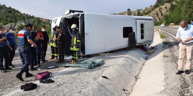Lösemili öğrencileri taşıyan tur otobüsü devrildi: 4'ü ağır 15 yaralı