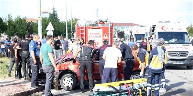 Kayseri'de polis aracıyla otomobil çarpıştı: 2'si polis 5 yaralı