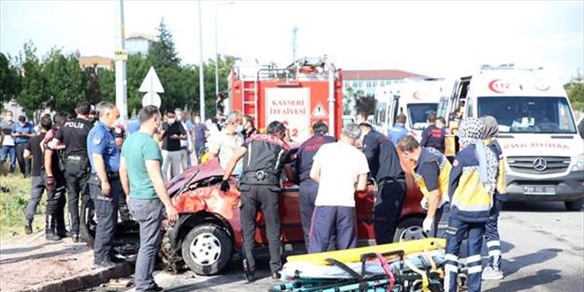 Kayseri'de polis aracyla otomobil arpt: 2'si polis 5 yaral