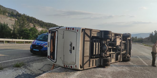 Denizli'de midibüs devrildi: 22 yaralı