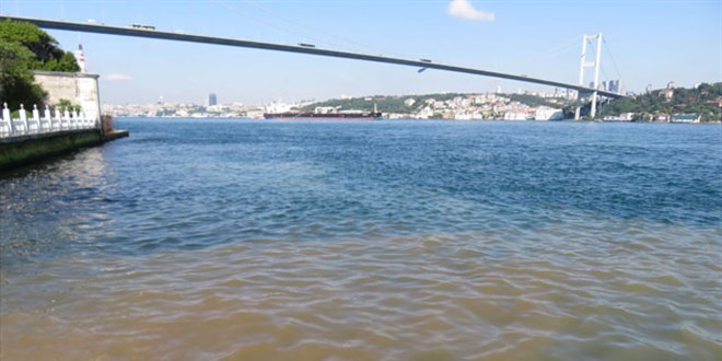 İstanbul Boğazı kahverengi oldu