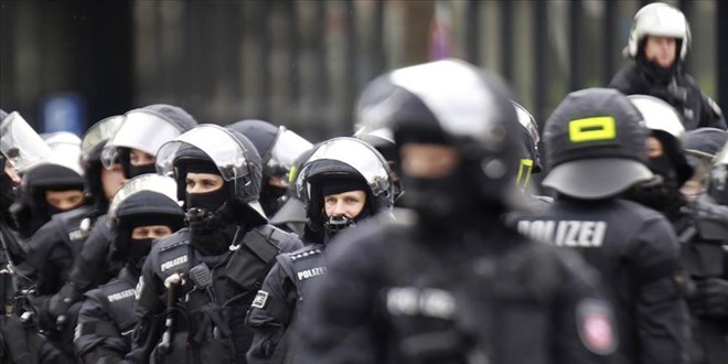 Almanya'da rk paylamlar yapan polis timi lavedildi