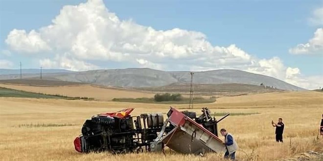 Yangına giden itfaiye aracı devrildi: 1'i ağır 3 yaralı