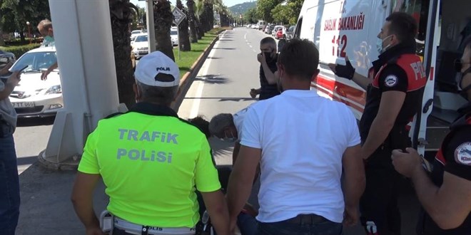 Kalabalığı uzaklaştırmaya çalışan polise 'Sen ne yapacaksın' diyerek karşı çıktı