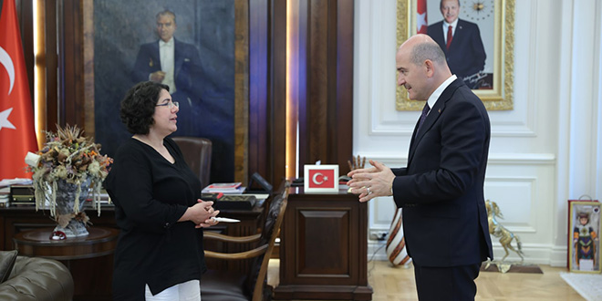 Bakan Soylu, Almanya'da evlat nöbetini başlatan Akbaş ile görüştü
