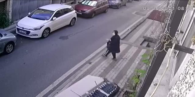Üzerine düşen kanepeden son anda kurtuldu