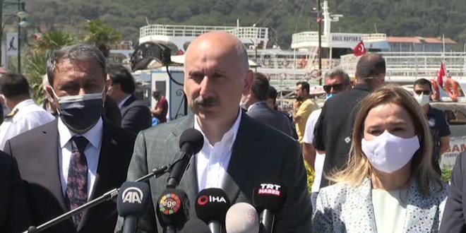 Bakan Karaismailoğlu, Ayvalık'ta tekne sahipleriyle bir araya geldi: