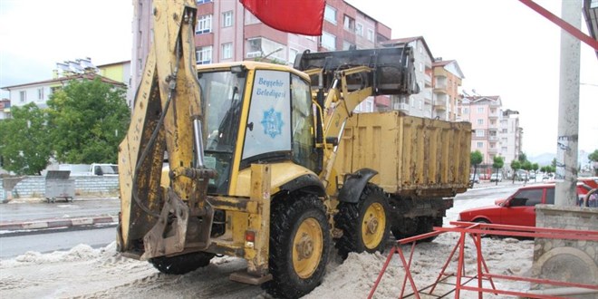 Dolu yağışıyla sokaklar beyaza büründü, dolu yığınları kamyonlarla taşındı
