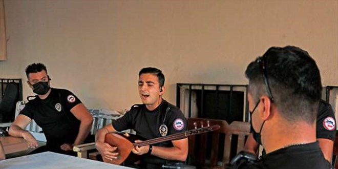 Polis memuru m�zik tutkusuyla meslekta�lar�na da moral oluyor