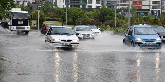 Ankara'n�n baz� b�lgelerine sa�anak ve dolu ya�d�