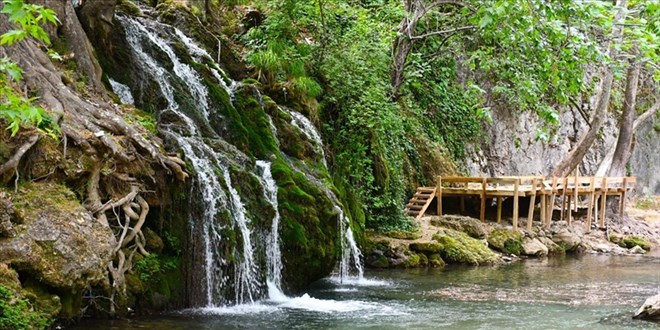 D�ngel �elalesi do�al g�zellikleriyle ziyaret�ilerini a��rl�yor