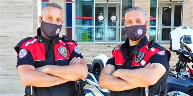 İkiz polisler 27 senedir omuz omuza görev yapıyor