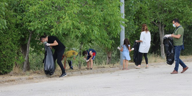 Akademisyen ve ��renciler �evre temizli�i yapt�