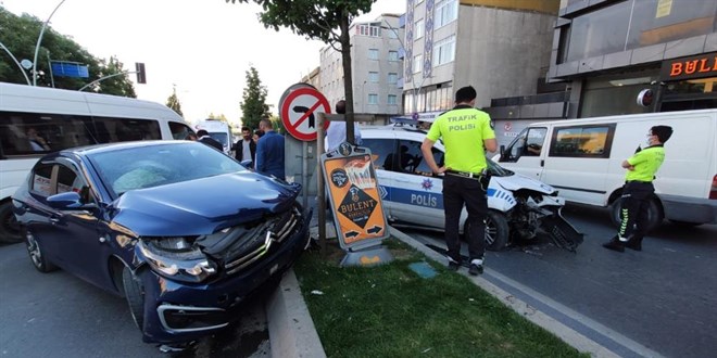 Sultangazi'de polis aracı ile otomobil çarpıştı: 1'i polis 2 yaralı