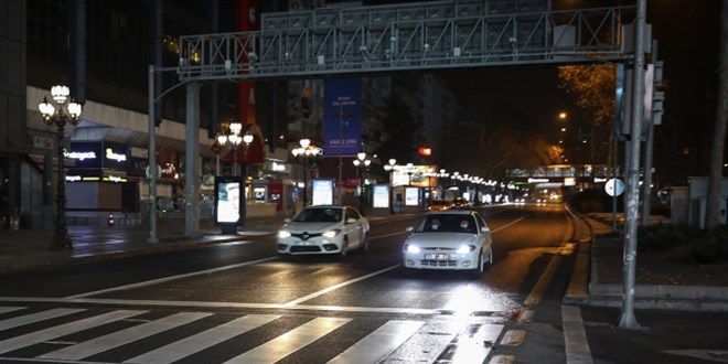 31 saatlik sokağa çıkma kısıtlaması başladı