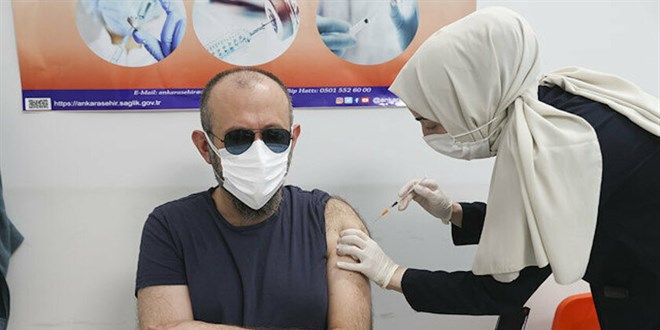 Türkiye'nin yaklaşık yüzde 25'ine birinci doz aşı uygulandı
